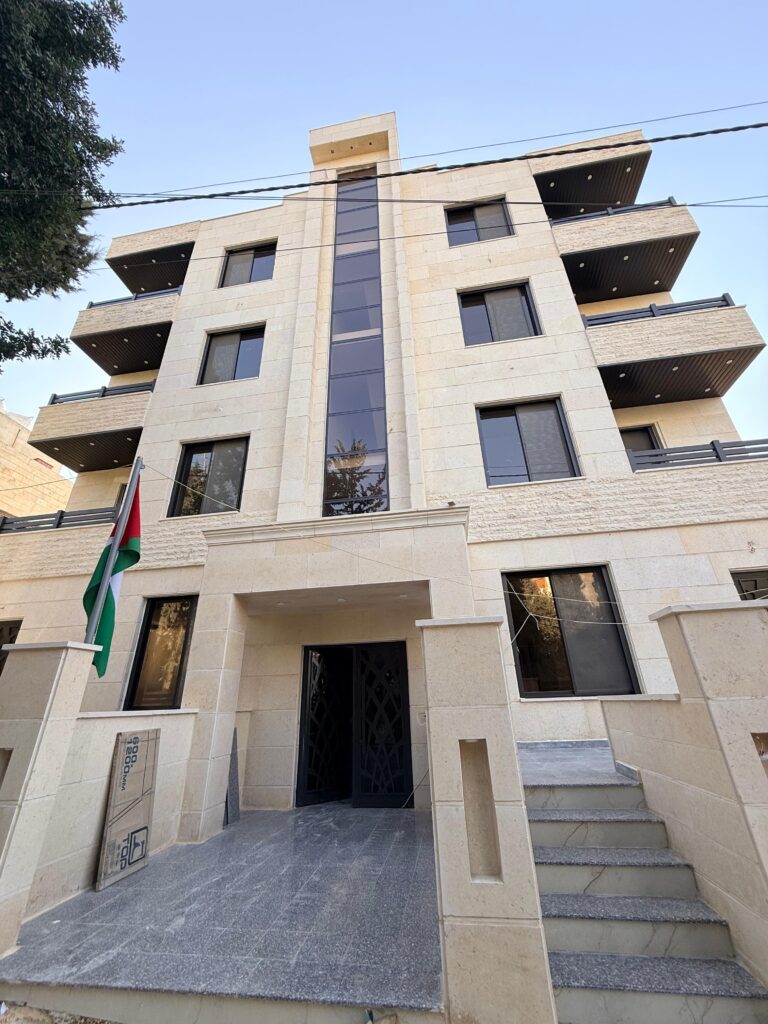 عمارة استثمارية للبيع مكونة من 17 شقة سكنية في شارع الجامعة بسعر 800 ألف دينار فقط.