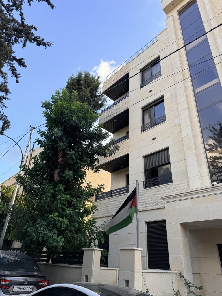 عمارة للبيع في شارع الجامعة بعائد 73 ألف سنوي 17 وحدة سكنية